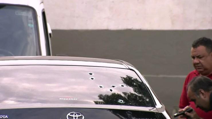 Disparos no carro do ex-deputado Osvaldo Vergínio — Foto: Reprodução/ TV Globo