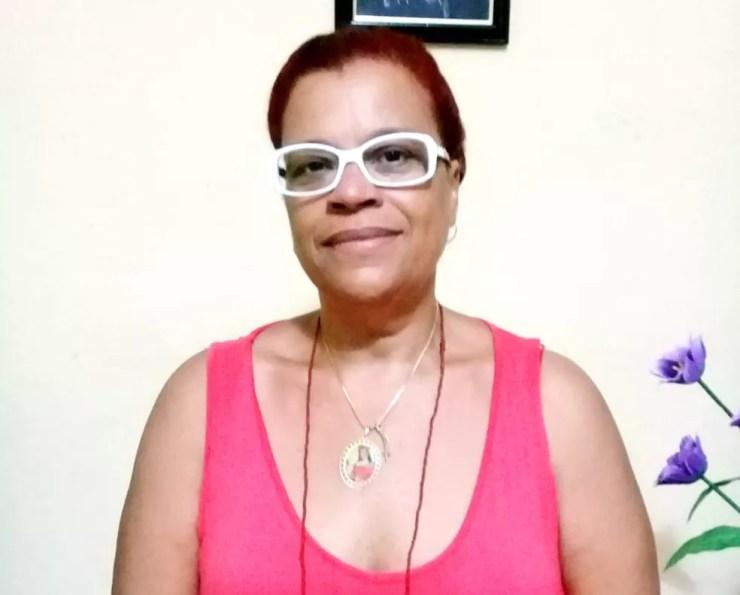 Edna Maria Alves, 54 anos, com colar de Santa Bábara no pescoço. — Foto: Arquivo pessoal