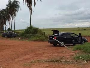 Carros abandonados pelos ladrões estavam com explosivos (Foto: Fernando Daguano/TV Tem)