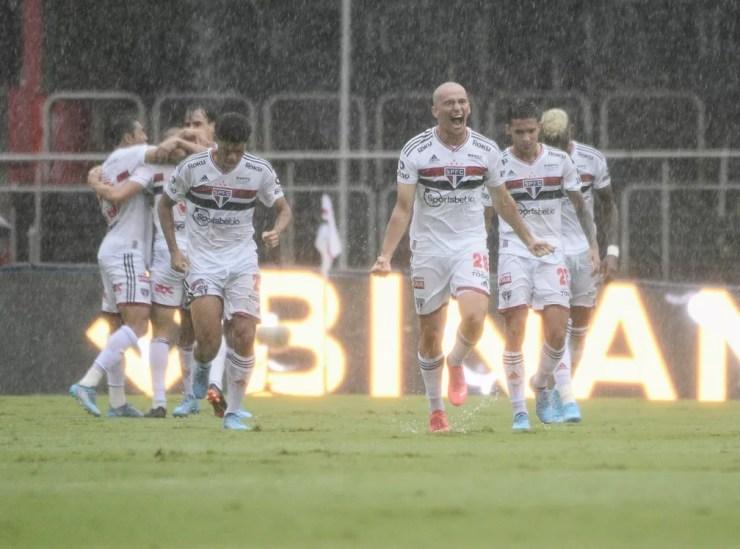 Jogadores comemoram o gol do São Paulo contra o Corinthians — Foto: Marcos Ribolli