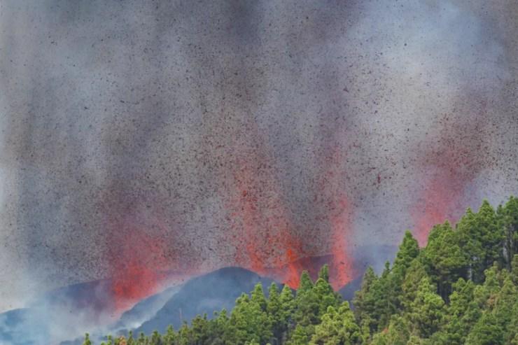 Lava e fumaça sobem após a erupção de um vulcão no parque nacional Cumbre Vieja em El Paso, nas ilhas Canárias de La Palma — Foto: Borja Suarez/Reuters