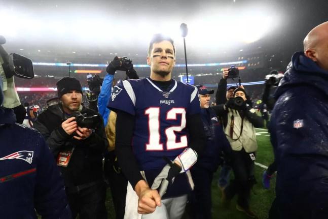 Tom Brady deixa o campo em sua última partida pelos Patriots: quarterback se motivou por dúvidas após última temporada irregular em New England — Foto:  Adam Glanzman/Getty Images