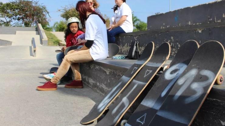 Voluntários conversam com crianças e apresentam o skate a elas em Sorocaba (Foto: Kauanne Piedra/G1)