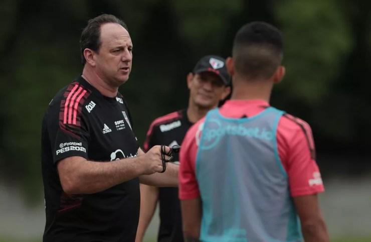 Ceni comandou treino com reservas no CT do Vitória — Foto: Rubens Chiri / saopaulofc