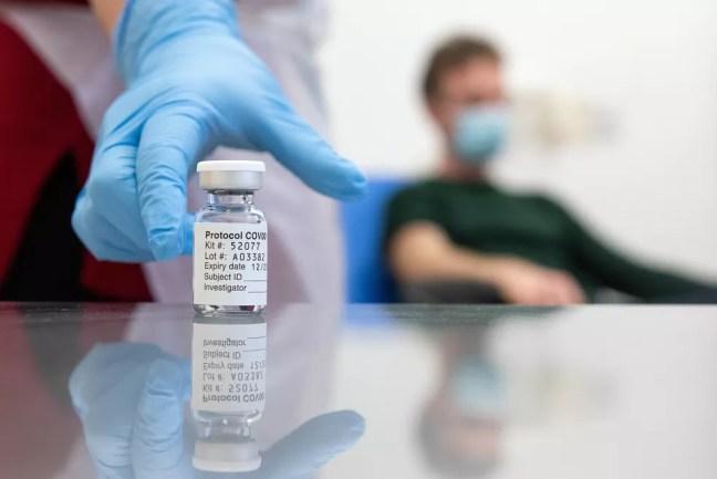 Foto sem data divulgada em 23 de novembro mostra frasco da vacina da Universidade de Oxford contra a Covid-19. — Foto: John Cairns / University of Oxford / AFP