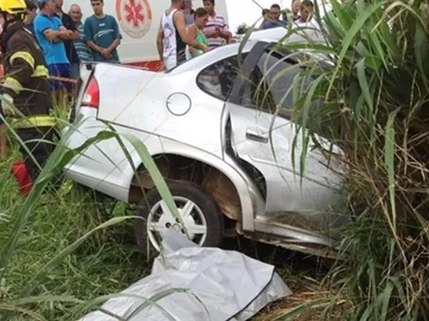 Carro ficou destruído com a batida (Foto: Arquivo Pessoal/Votuporanga Tudo)