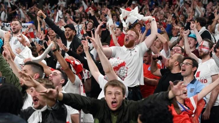 Torcida inglesa comemora a vitória sobre a Dinamarca em Wembley