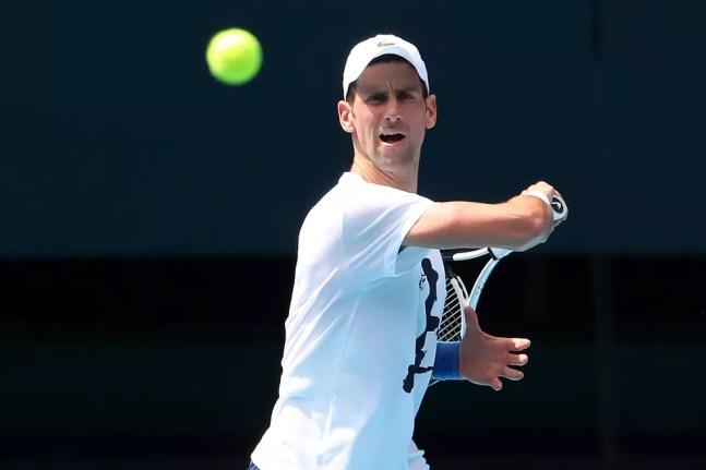 Novak Djokovic passou 11 dias na Austrália e treinou na Rod Laver arena — Foto: Kelly Defina/Getty Images