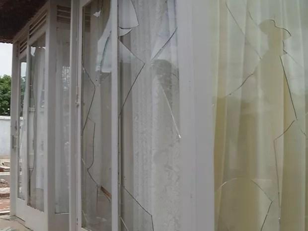 Capela ficou com os vidros destruídos em Parisi (Foto: Reprodução/TV TEM)