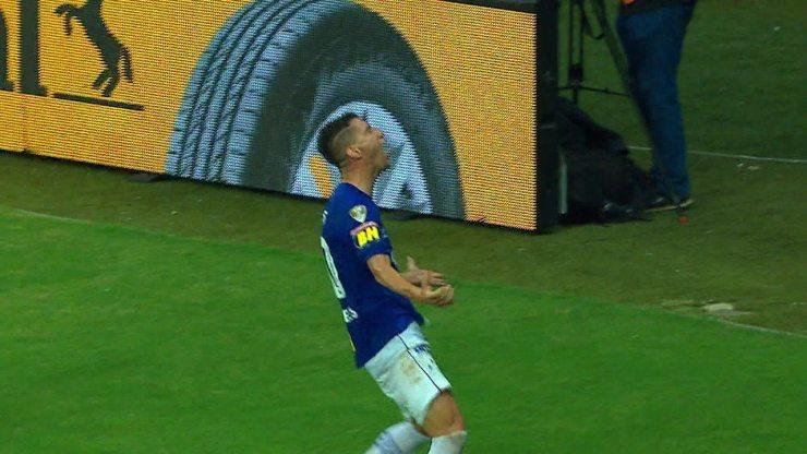 O gol de Cruzeiro 1 x 0 Corinthians pela decisão da Copa do Brasil