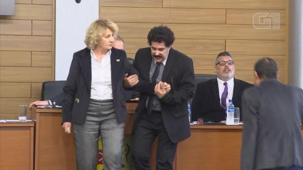 Iara Bernardi (PT) foi amparada por outro vereador após discussão em Sorocaba (SP) (Foto: Marcos Pinguim/TV TEM)