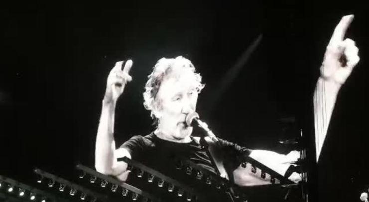 Público aplaude e vaia durante quase cinco minutos na primeira vez que aparece #elenão no telão; Roger Waters agradece