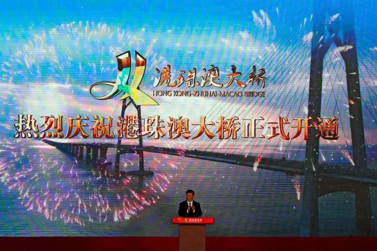 Presidente chinês, Xi Jinping, inaugurou nesta terça-feira (23) a maior ponte marítima do mundo, que liga a cidade de Zhuhai a Macau e Hong Kong  — Foto: Andy Wong/AP