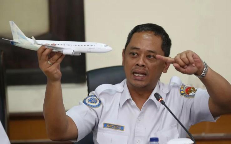 Investigador do Comitê de Segurança Nacional de Transporte, Nurcahyo Utomo, mostra miniatura do Boeing 737 MAX 8, durante apresentação nesta quarta-feira (28) de relatório preliminar da investigação sobre a queda do avião da Lion Air na Indonésia   — Foto: Achmad Ibrahim/ AP
