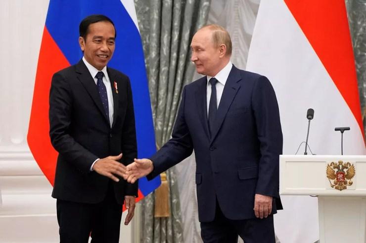 Presidente da Indonésia, Joko Widodo (esq.), ao lado do Presidente da Rússia, Vladimir Putin (dir.) — Foto: Alexander Zemlianichenko/Pool via REUTERS