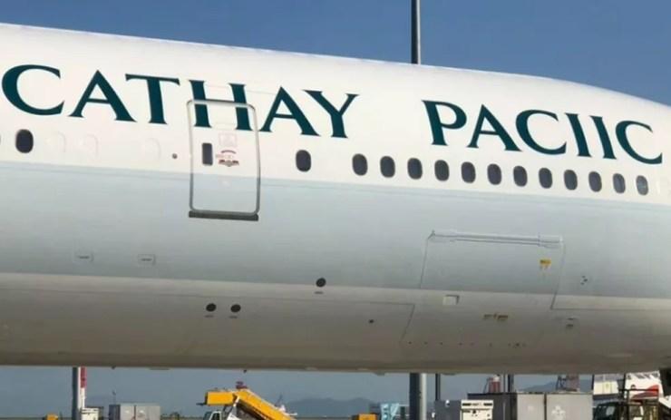 Avião da Cathay Pacific com nome pintado errado, no aeroporto internacional de Hong Kong — Foto: Reprodução/Twitter/Cathay Pacific