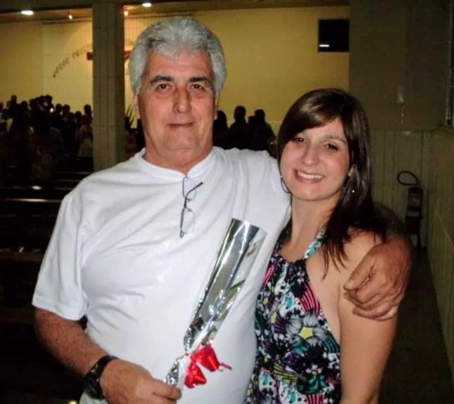 Sâmya com o pai Antônio Carlos, morto pela Covid-19 em dezembro de 2020. — Foto: Arquivo pessoal