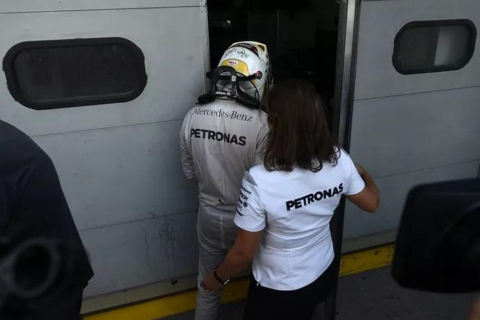 Lewis Hamilton voltou para a garagem da Mercedes desolado após abandonar GP da Malásia (Foto: AFP)