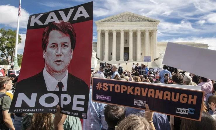 Manifestação contra Kavanaugh na frente da Suprema Corte, em Washington — Foto: AP/J. Scott Applewhite