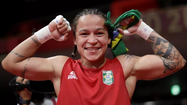 Bia Ferreira comemora vitória na semifinal olímpica no boxe — Foto: REUTERS/Ueslei Marcelino