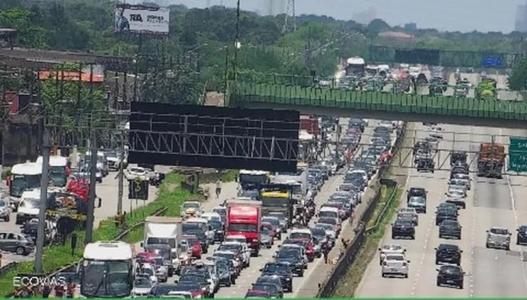 Tráfego intenso na rodovia Padre Manoel da Nóbrega, altura do Pedágio em São Vicente, no sentido SP nesta segunda-feira (3) — Foto: Reprodução/Ecovias