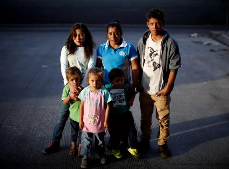 Maria Meza com os cinco filhos que foram de Honduras ao México em caravana junto com milhares de migrantes — Foto: Kim Kyung-Hoon/Reuters