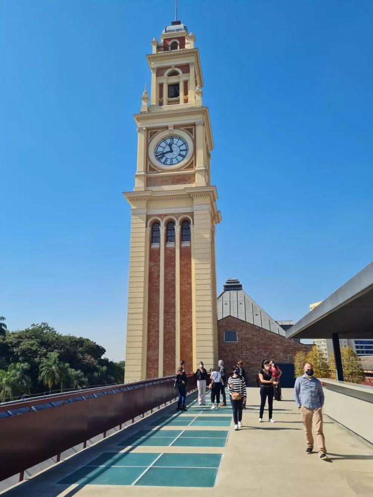 A torre do relógio do Museu da Língua Portuguesa, reinaugurado em julho deste ano, seis anos após o incêndio que destruiu parte do prédio — Foto: Bárbara Muniz Vieira/g1