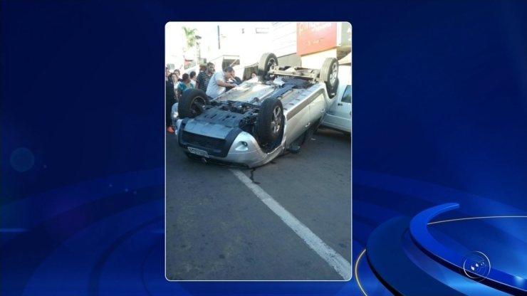 Carro capota e acidente chama atenção de pedestres em Andradina