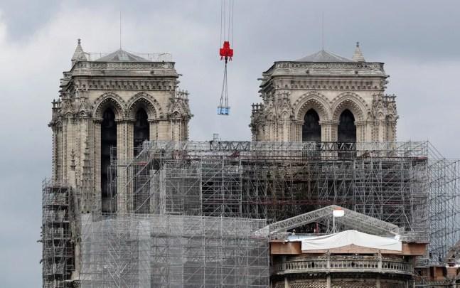 Começa a delicada tarefa de desmontar o andaime da agulha da catedral de Notre Dame de Paris, deformado pelo calor do incêndio de 2019 — Foto: AP Photo/Thibault Camus