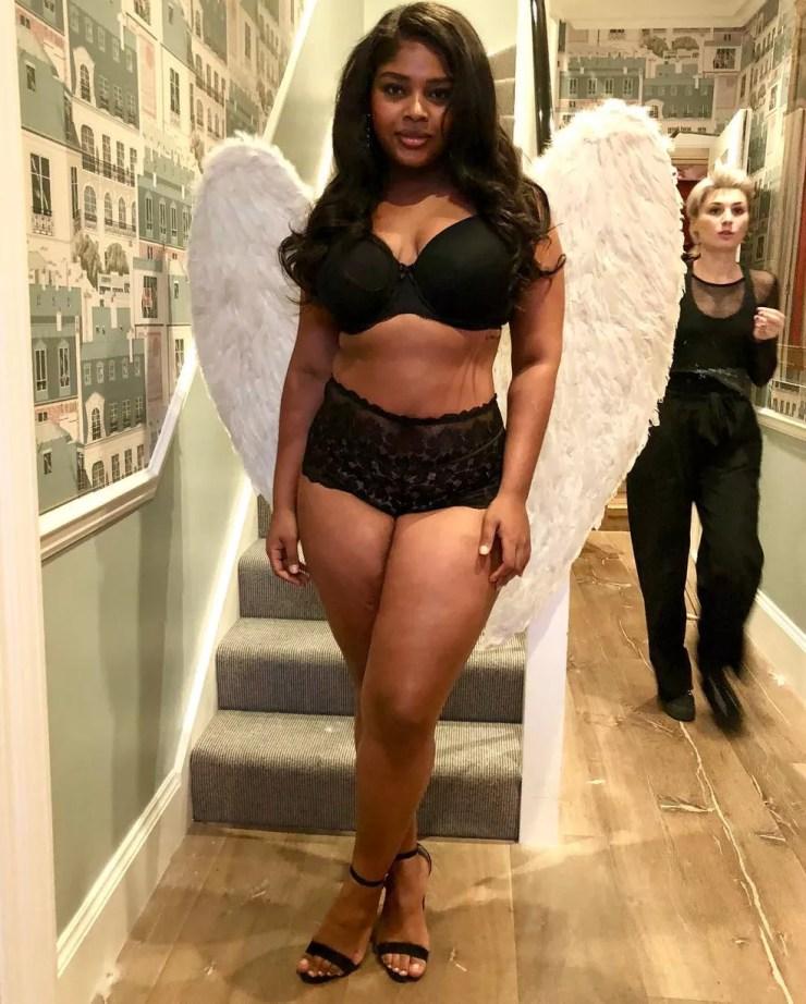Nahuane nos bastidores do desfile da Simply be, quando usou asas de angel como as modelos da Victoria's Secret — Foto: Arquivo pessoal/Divulgação