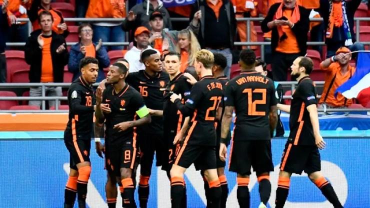 Jogadores da Holanda comemoram um dos gols da vitória sobre a Macedônia do Norte
