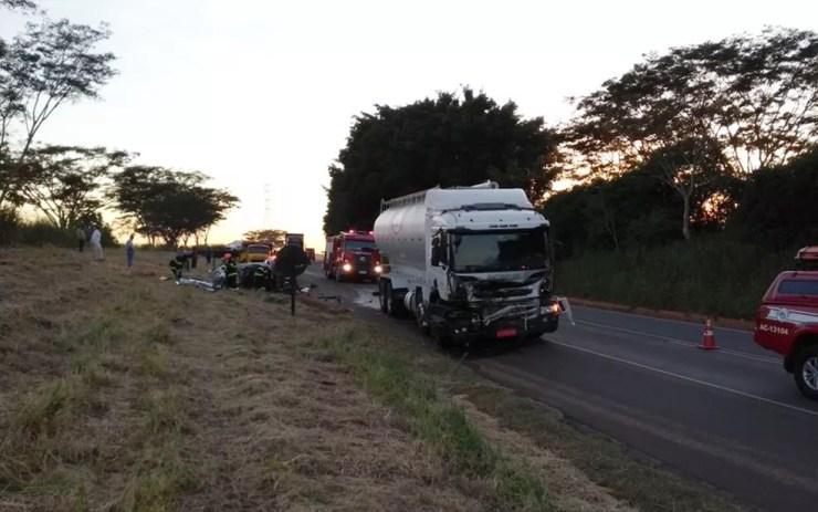 Cinco trabalhadores morrem em acidente em Uchoa (Foto: Divulgação/Polícia Rodoviária Estadual)