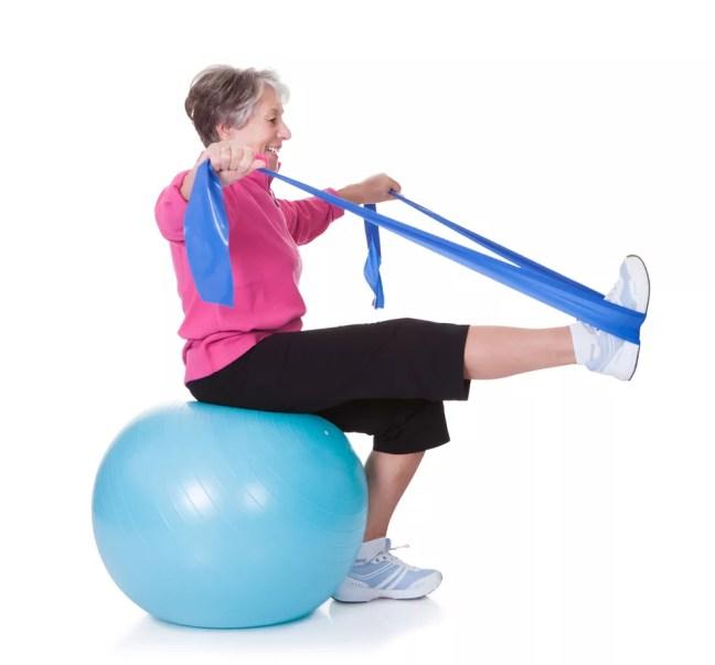 O pilates pode ser uma ótima opção de atividade física para pessoas com Alzheimer — Foto: Istock Getty Images