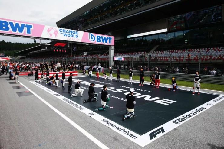 Pilotos participam de momento da iniciativa We Race as One ("Corremos como um") antes do GP da Áustria — Foto: Peter Fox/Getty Images