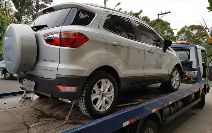 Ecosport danificada após saltar por degrau que surgiu em viaduto na Marginal Pinheiros. Veículo teve de ser guinchado — Foto: Reprodução/Divulgação/Arquivo pessoal