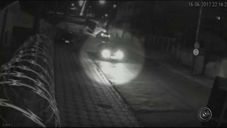 Suspeito seguiu a jovem de carro por ruas de Sorocaba (Foto: Reprodução/TV TEM)