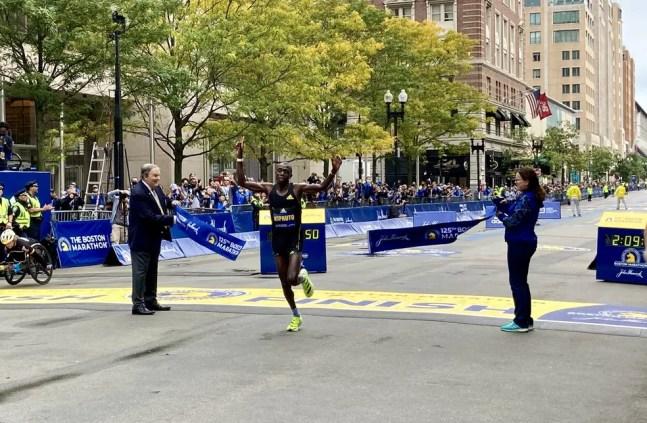 Benson Kipruto venceu sua primeira major na edição 2021 da Maratona de Boston, em outubro — Foto: Reprodução Twitter