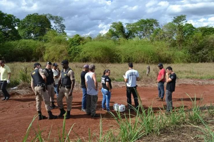 PM e perícia técnica da Polícia Civil foram para área entre Frutal e Itapagipe onde corpo de jovem desaparecida foi encontrado (Foto: Samir Alouan/Rádio 97 FM/Pontal Online)