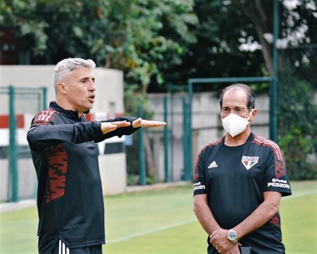 Hernan Crespo e Muricy Ramalho durante treino do São Paulo — Foto: Fellipe Lucena/saopaulofc