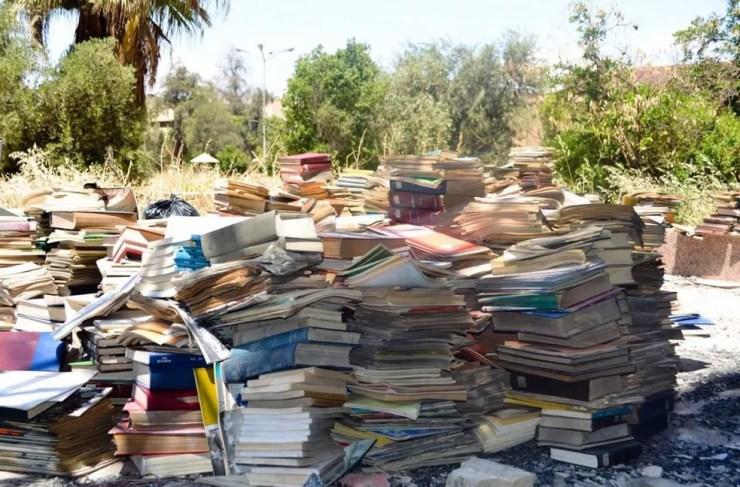 Segundo o historiador anônimo que lidera o projeto e atende pelo codinome 'Mosul Eye', nos últimos meses mais de 2 mil livros foram resgatados do prédio parcialmente destruído da Biblioteca Central da Universidade de Mossul (Foto: Divulgação/Ali Al-Baroodi)