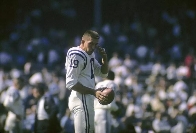Johnny Unitas se aposentou em 1973 como o maior quarterback da história da NFL na época.  — Foto: Robert Riger/Getty Images