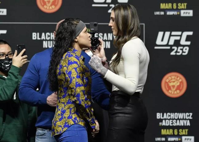 A diferença de altura chamou atenção na encarada entre Amanda Nunes e Megan Anderson após a coletiva do UFC 259 — Foto: Jeff Bottari/Zuffa LLC