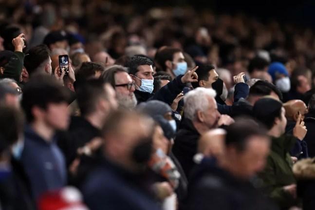 Torcedores de máscara e outros sem: protocolos da Premier League vêm sendo intensificados — Foto: Getty Images