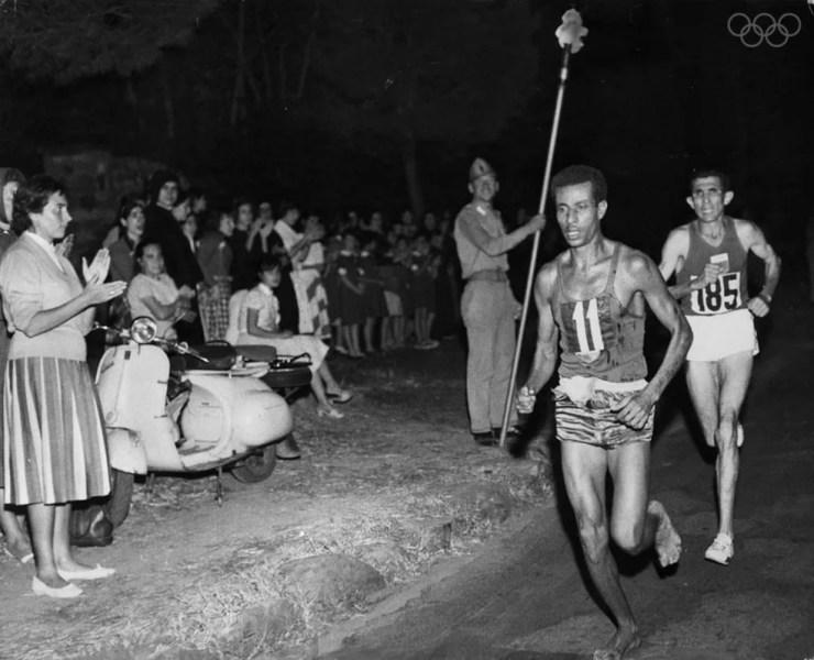 Abebe Bikila correu descalço a maratona dos Jogos Olímpicos de Roma 1960 — Foto: Olympic Channel