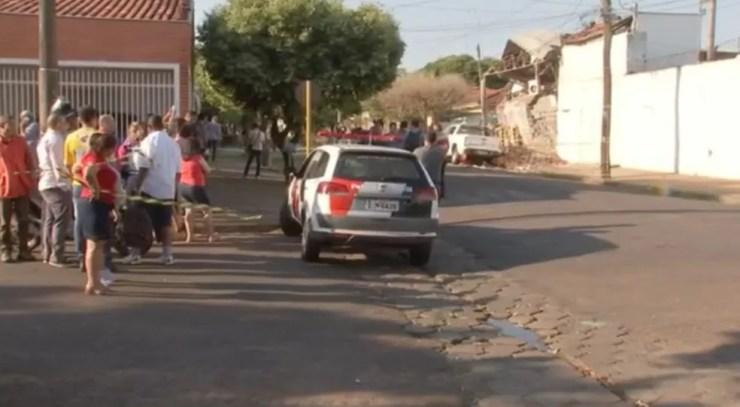 Moradores foram até o local ver o estrago em Araçatuba, (Foto: Reprodução/TV TEM)