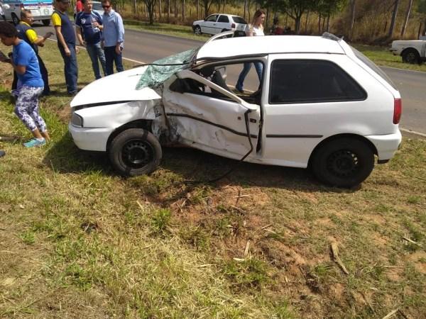 Carro ficou com a lateral destruída com o impacto da moto em rodovia de Pindorama (Foto: Arquivo Pessoal)