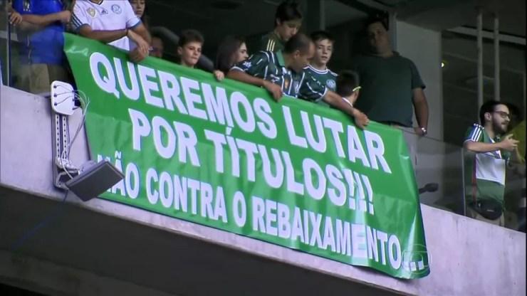 Faixa de protesto da torcida contra o Palmeiras, em 2014. Hoje parece item de colecionador — Foto: Reprodução / TV Globo