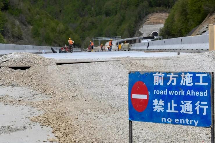 Chineses trabalham na construção da rodovia Bar-Boljare, em Montenegro, em foto tirada em 11 de maio de 2021 perto de Kolasin — Foto: Savo Prelevic/AFP