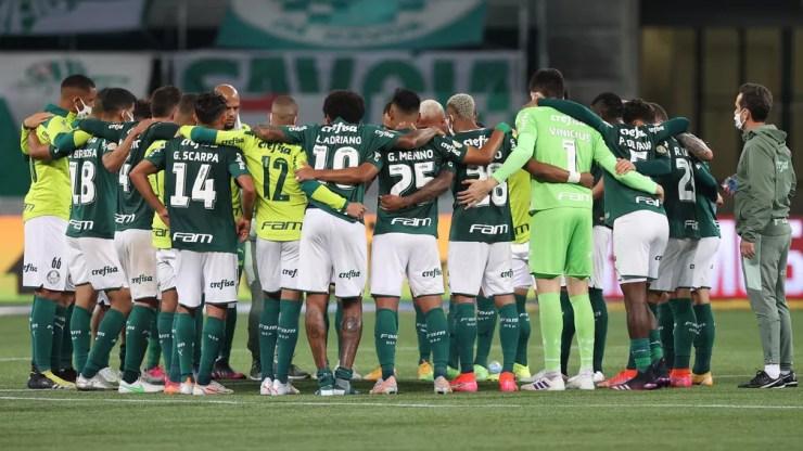 Jogadores do Palmeiras se reúnem após vitória sobre o Bahia — Foto: Cesar Greco