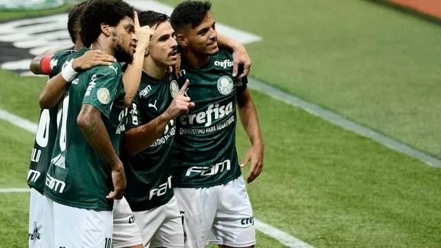 Luiz Adriano, Willian e Gabriel Menino comemoram gol do Palmeiras